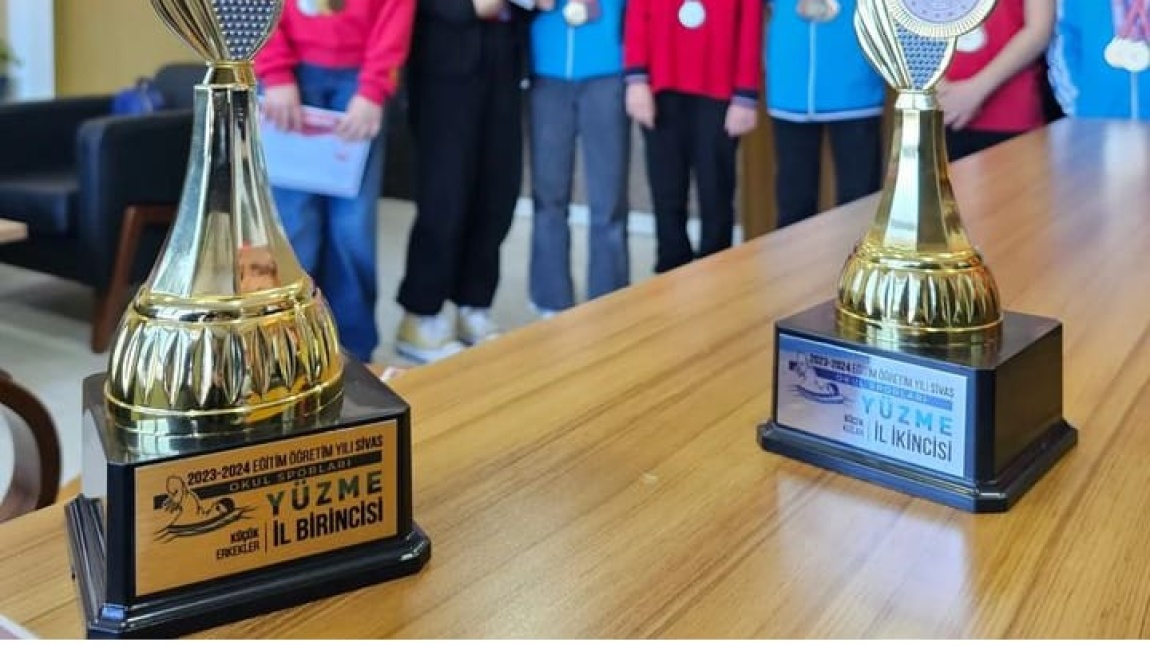 Okullar Arası Yüzme Yarışlarında 2 Kupa 35 Madalya
